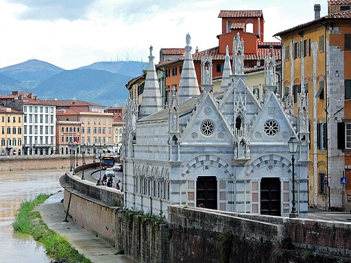 Santa Maria della Spina along the Arno above the bank